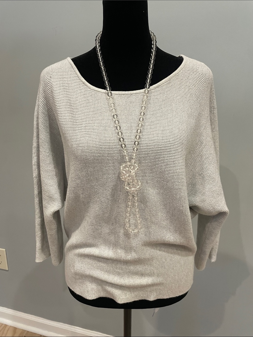 Light Gray Women's Knit Boatneck top medium like new very Versitile